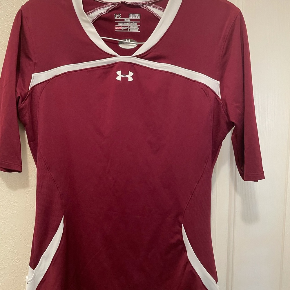 Women’s Under Armour Fitted tee. Size medium